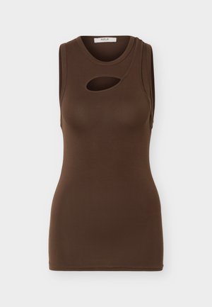 Camiseta sin mangas marrón ajustada con escote redondo y una abertura asimétrica en forma de ojo de cerradura en la parte superior del pecho.