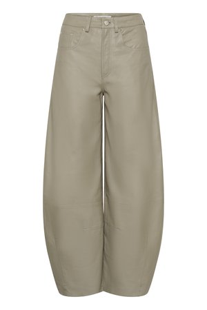 Μπεζ δερμάτινο παντελόνι με φαρδιά μπατζάκια, μπροστινές τσέπες, θηλιές για ζώνη και κλείσιμο με κουμπί, με ελαφρώς κοντό μήκος.