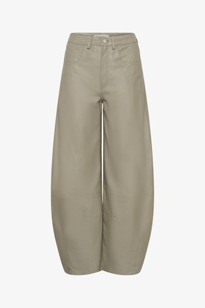 Beige læderbukser med vide ben, forlommer, bæltestropper og knaplukning, med en let kortet længde.