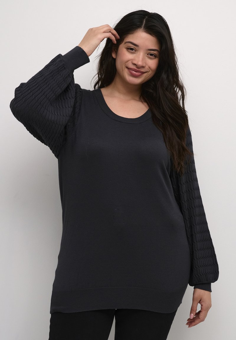 Pull gris foncé avec des manches bouffantes texturées, un col rond et une coupe décontractée, fabriqué dans un tissu tricoté doux.