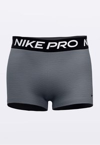 Szürke Nike Pro rövidnadrág texturált anyaggal, fekete derékpánttal, amelyen fehér "NIKE PRO" felirat található, valamint a mozgáshoz illeszkedő kialakítással.