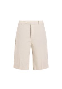 Pantaloni corti beige fino al ginocchio con passanti per cintura, chiusura frontale a zip e design liscio e semplice su uno sfondo bianco.