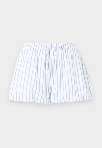 Άσπρο σορτς με ανοιχτό μπλε κάθετες ρίγες και ελαστική μέση με δέσιμο κορδονιού στο κέντρο.