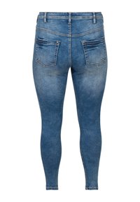Jeans ajustados en denim azul claro, con una cintura alta, diseño de cinco bolsillos y costuras visibles. Textura suave con un acabado deslavado.