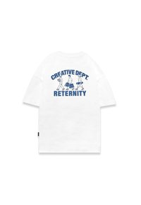 Weißes Baumwoll-T-Shirt mit kurzen Ärmeln. Auf der Rückseite befindet sich blauer Text: "CREATIVE DEPT." und "RETERNITY", mit illustrierten Figuren, die Gegenstände halten.