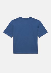 Niebieska koszulka z krótkim rękawem i okrągłym dekoltem leży na płasko, pokazując tył, na białym tle.