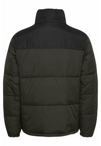 Pufjakas ar melnu plecu paneli, olīvzaļā krāsā, ar quilted tekstūru, augstu apkakli, elastīgiem aprocēm un apakšmalu siltumam un komfortam.