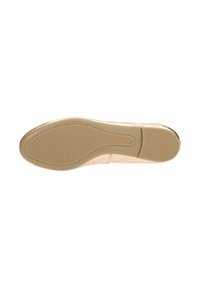 Semelle de chaussure beige avec une adhérence en caoutchouc texturé et des bords lisses. Présente un bout arrondi et une légère courbe sur les côtés.