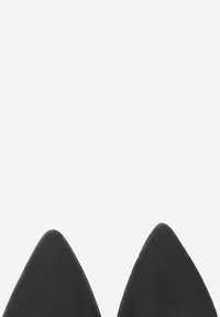 Escarpins noirs à bout pointu en cuir lisse avec une finition élégante. Talon aiguille rehaussé, design minimaliste sans embellissements.