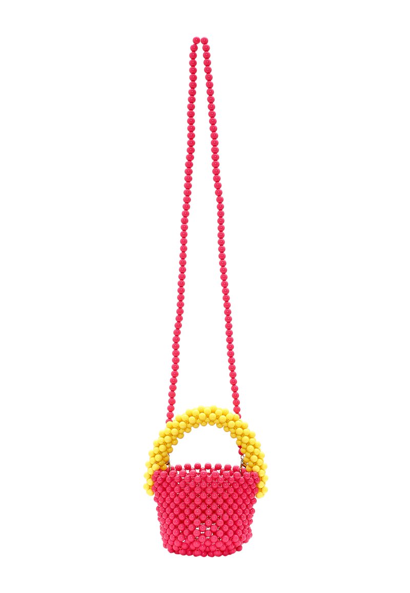 Torebka z koralików o okrągłym dnie i żółtej rączce, w przeważającej czerwieni z fakturowanymi okrągłymi koralikami. Zawiera długi koralikowy pasek.