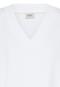 Top blanco de cuello en V con una etiqueta de la marca Fransa cosida en el interior del escote.