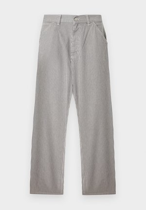 Ανδρικό ριγέ παντελόνι με κάθετες μαύρες και λευκές λεπτές ρίγες, μπροστινό κούμπωμα με κουμπιά, θηλιές για ζώνη και πλαϊνές τσέπες.