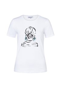 Witte T-shirt met een zwart en teal grafisch ontwerp van de rug van een vrouw met een bun en hangende oorbellen, ronde halslijn, korte mouwen.