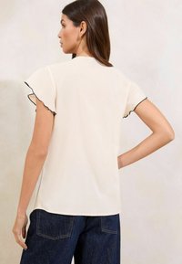 Lipsy REGULAR FIT - TIPPED V-NECK RUFFLE SHORT SLEEVE - Blúz - ivory