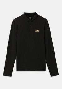 Crna polo majica dugih rukava od pamučnog materijala, s tri dugmeta na prednjem dijelu i zlatno izvezenim EA7 logotipom na lijevoj strani prsnog koša.