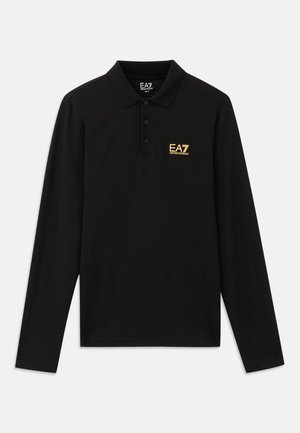 Juodas ilgarankovis polo marškinėliai iš medvilnės, su trimis sagomis ir auksiniu išsiuvinėtu EA7 logotipu kairėje krūtinės pusėje.