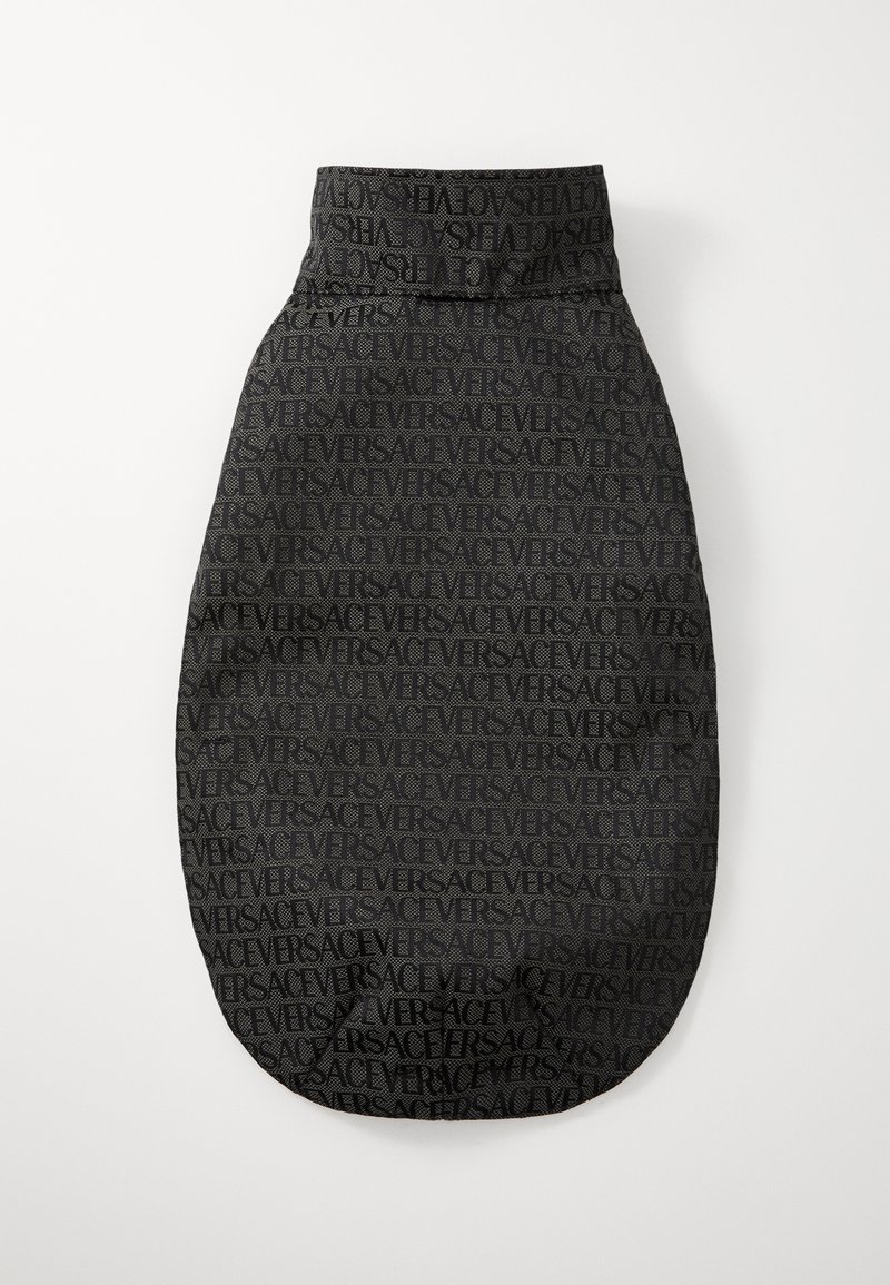 Juodas audinio krepšys su pakartotiniu įspaustu logotipo raštu, apvaliu dugnu, aukštu kaklu ir lygiu paviršiumi. Lengvas ir lankstus dizainas.