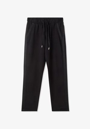 Czarne dresy z elastycznym pasem, sznurkiem do regulacji, dwiema bocznymi kieszeniami oraz teksturowanymi akcentami po bokach. Gładki materiał i zwężający się krój.