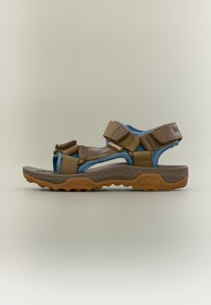 Sandale marron et bleue à bout ouvert avec brides ajustables et semelle épaisse texturée, conçue pour une utilisation extérieure.