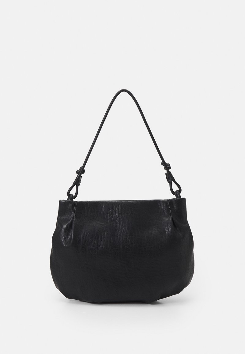 Sac à épaule en cuir noir avec une bandoulière réglable et une forme rectangulaire douce légèrement arrondie.