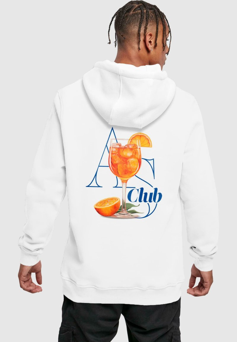 Sudadera blanca con un gráfico de un vaso con una bebida naranja, hielo y una rodaja de naranja, acompañada de "AG Club" en letras azules.