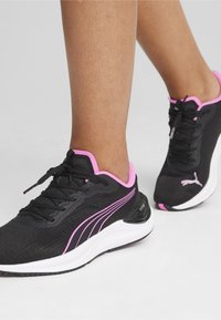 Puma - ELECTRIFY NITRO  - Nevtralni tekaški čevlji - black-poison pink Miniaturna slika 1