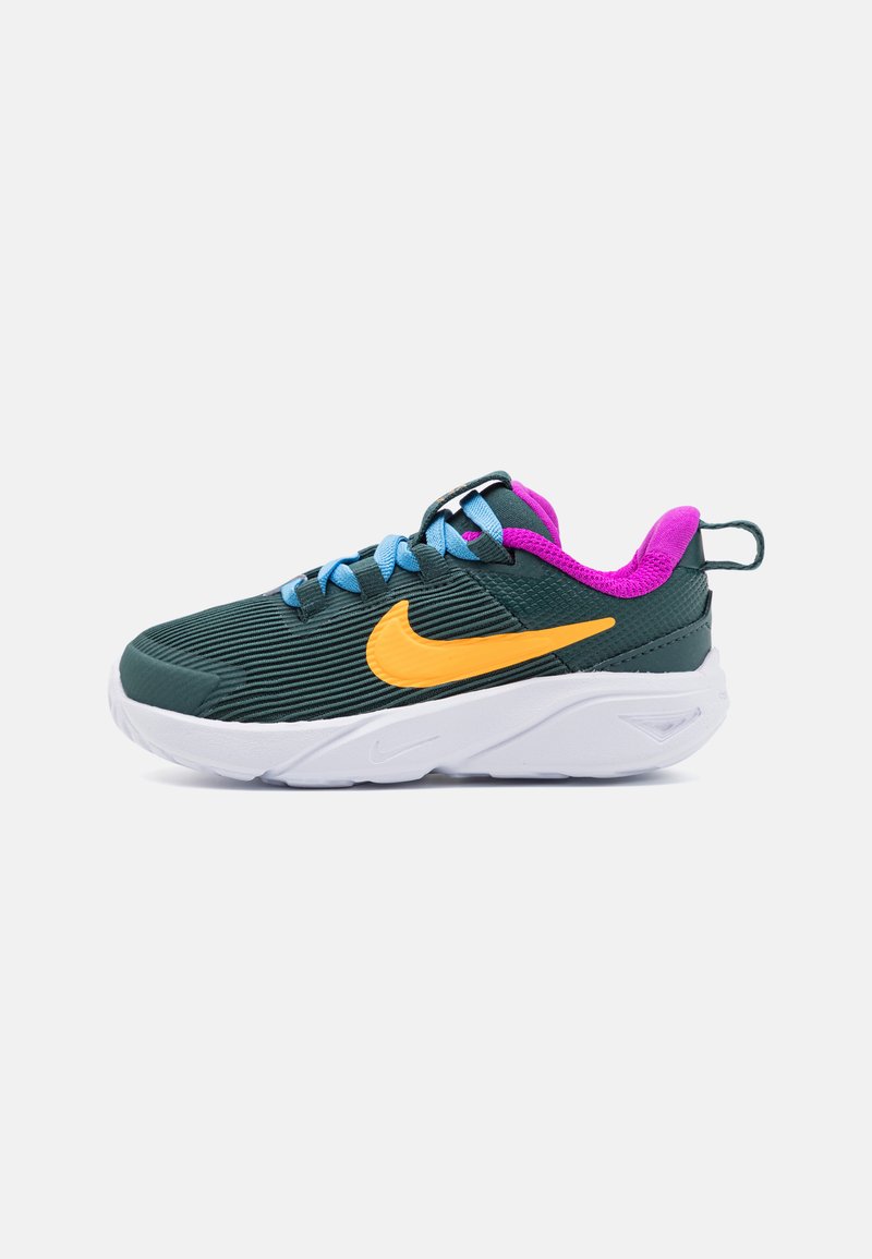 Chaussures enfants Nike, avec un upper côtelé vert foncé, un swoosh jaune vif, des lacets bleus et un col violet, le tout reposant sur une semelle blanche.