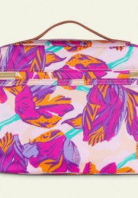 Bloemrijke cosmeticatas met een levendige, multikleurige print van paarse, roze en oranje bloemen op een lichte achtergrond; inclusief een handvat aan de bovenkant en een gouden rits.