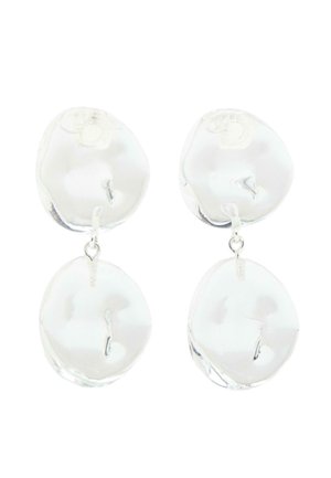 Boucles d’oreilles pendantes à double disque irrégulier ton argent avec finition métallique texturée et martelée.