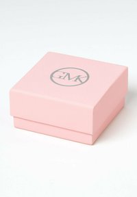 Rosa pappask med en slät yta, fyrkantig form och en rund silverlogo med bokstäverna 'GMK' på locket.