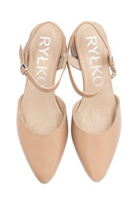 Tacchi slingback in pelle beige con punta affusolata e una sola fascia, caratterizzati da un logo argentato sulla soletta e una finitura testurizzata.