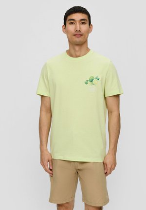 Lichtgroen katoenen t-shirt met een ronde hals en korte mouwen. Heeft een fruitgraphic met limoenen en citroenen op de linkerborst.