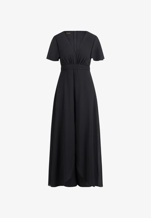 Zwarte jurk met korte, vloeiende mouwen, V-hals, geraffineerde taille en een vloeiende rok. De stof lijkt lichtgewicht en glad te zijn.