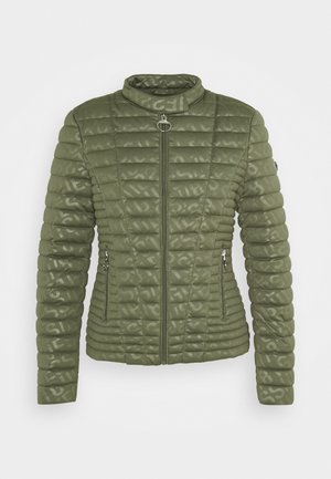 Olivengrøn quiltet jakke med stående krave, fuld frontlynlås, sidelommer med lynlås og subtil præget mønster på stoffet.