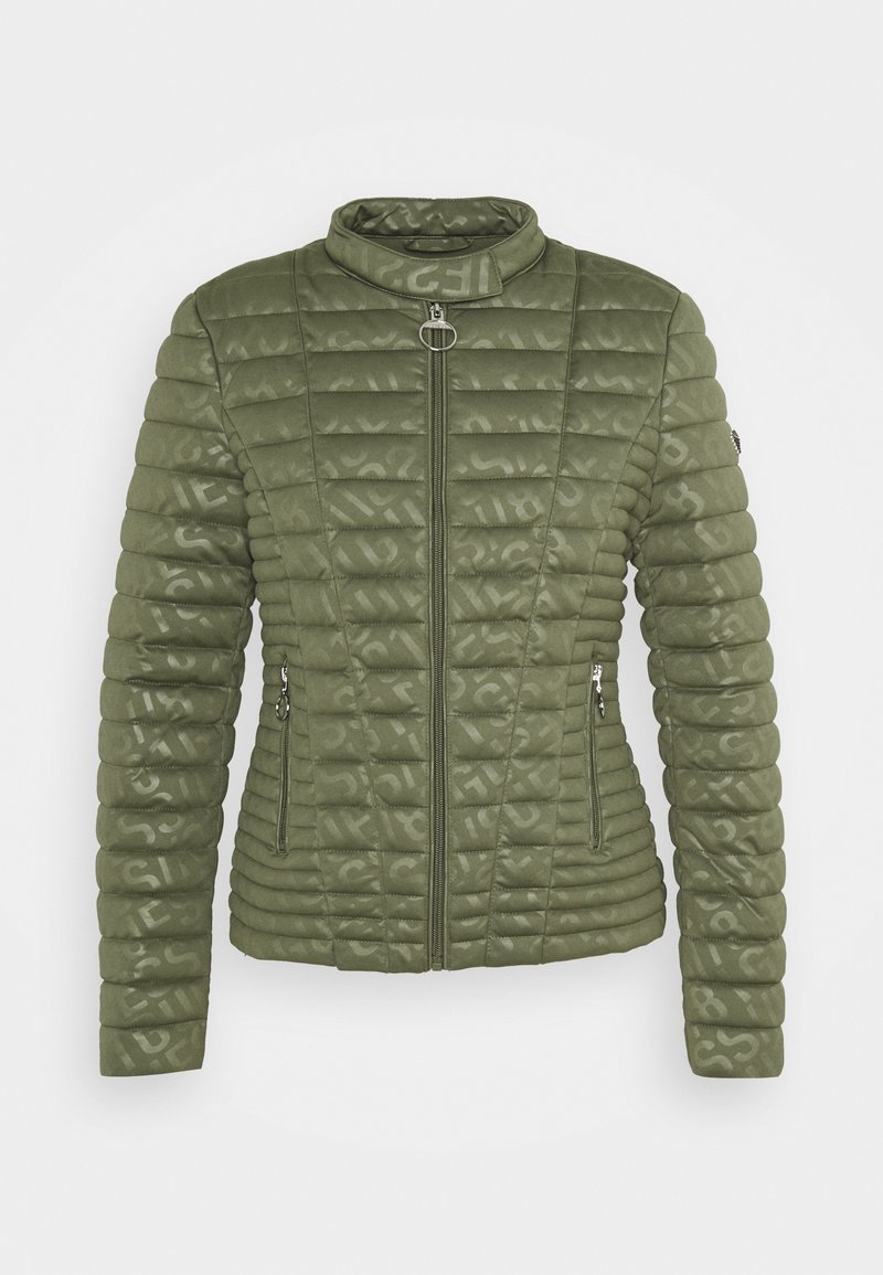 Veste matelassée vert olive avec col montant, fermeture éclair intégrale devant, poches latérales zippées et motif discret en relief sur le tissu.