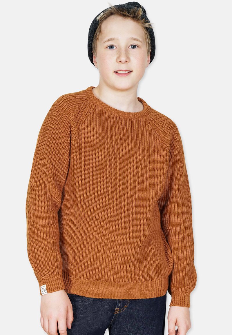 Rostfarbener, gestrickter Pullover mit strukturiertem Muster, gerippten Bündchen und Saum, rundem Halsausschnitt, getragen mit dunklen Jeans.