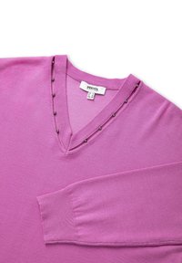 Lichtroze v-hals trui gemaakt van zachte materialen. Heeft een gladde textuur en decoratieve metalen accenten langs de halslijn.