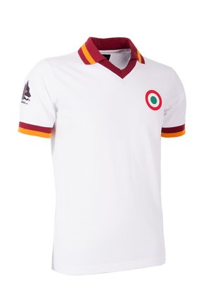 Witte polo-shirt met een kastanjebruine en oranje gestreepte kraag. Heeft een circulair logo op de borst in rood, groen en wit. Korte mouwen.