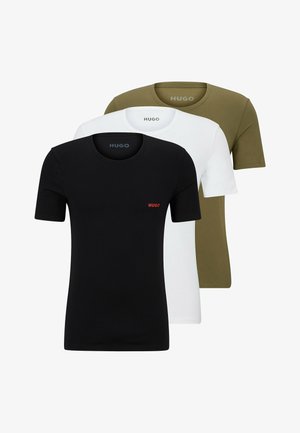 Trzy t-shirty: czarny, biały i oliwkowy. Okrągłe dekolty, krótkie rękawy, materiał bawełniany, każdy z małym czerwonym logo "HUGO" z przodu.