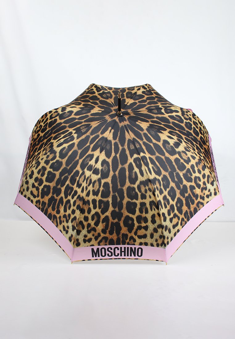  Paraguas de estampado de leopardo con un patrón negro y marrón, que presenta un borde de acento rosa y el logo "MOSCHINO" en el borde. Diseño resistente.