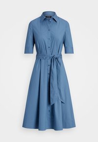 Kurzes, knopfbares Kleid aus hellblauem Baumwollstoff, mit einem Gürtelsaum und einem ausgestellten Rock, klassischem Kragen und glatter Textur.