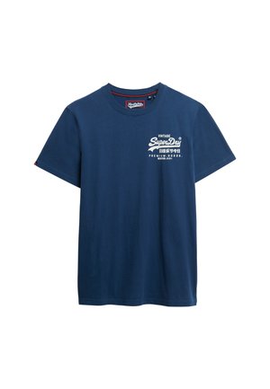 Marineblå bomuld T-shirt med rund hals, korte ærmer og hvidt trykt logo på brystet. Har en rød detalje indeni kraven.