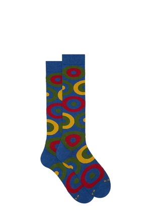 Calzini blu fino al ginocchio con cerchi concentrici in rosso, verde, giallo e verde chiaro. Il materiale sembra morbido con una texture liscia.