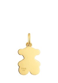 Złocony wisiorek w kształcie misia z gładkim wykończeniem. Posiada pętelkę do zawieszenia, oznaczoną napisem "TOUS" oraz "S925" dla potwierdzenia zawartości srebra.