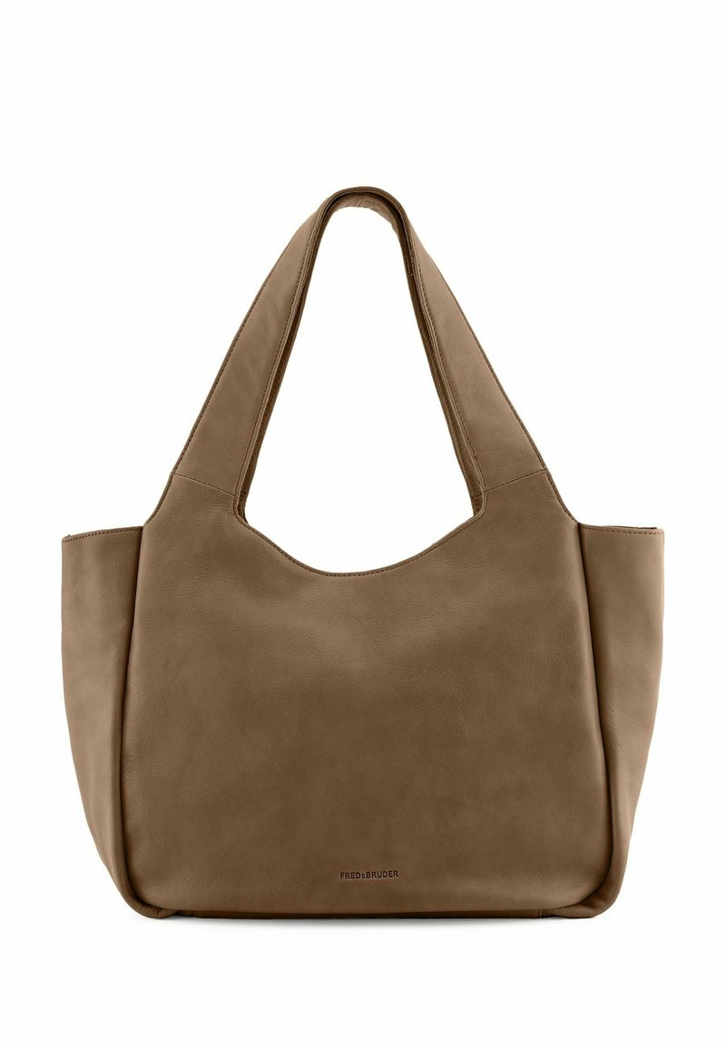 Borsa tote in pelle marrone con una texture liscia, larghe cinghie per la spalla e un'apertura superiore arrotondata; presenta un logo del marchio discreto sulla parte anteriore.