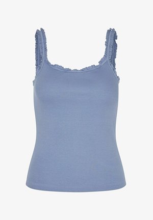 Jasnoniebieski prążkowany top na ramiączkach z delikatnymi falbankami na ramiączkach i dekolcie. Dopasowany krój o gładkiej fakturze. Brak widocznych zapięć lub wzorów.