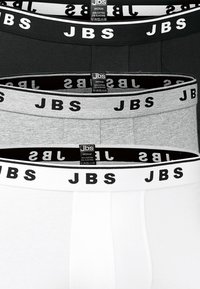 Tre paia di boxer in cotone per uomo del marchio JBS impilati verticalmente, in nero, grigio e bianco, con etichette visibili per la taglia e il tessuto.