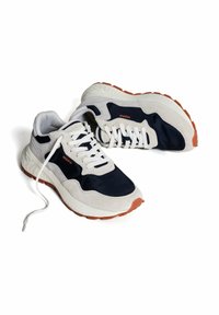 Baskets avec un design bleu marine et blanc, comprenant des matériaux en daim et en mesh, des lacets blancs et un logo orange, semelle en caoutchouc texturé.