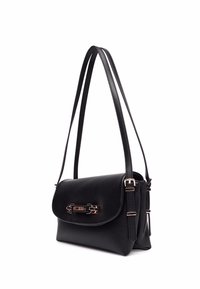 Borsa a spalla in pelle nera con chiusura a patta, caratterizzata da dettagli in metallo dorato, tracolle regolabili e una forma rettangolare strutturata.