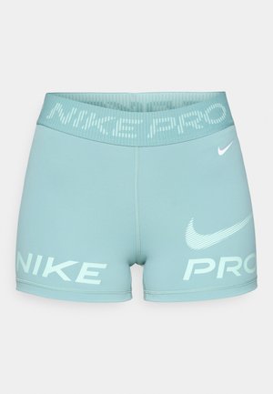 Svijetloplave ženske kratke hlače od rastezljivog materijala, s širokim pojasom na kojem se nalaze bijeli tekst "NIKE PRO" i logo.